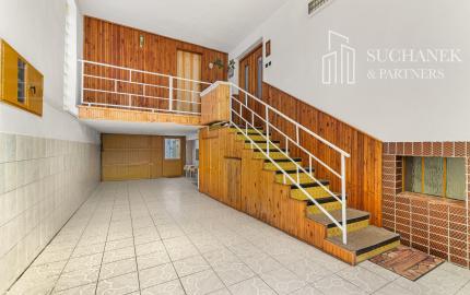 REZERVOVANÉ | Útulný 2-generačný dom v srdci obce Veľké Kršteňany