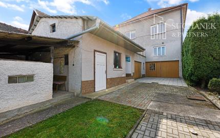 REZERVOVANÉ | Útulný 2-generačný dom v srdci obce Veľké Kršteňany