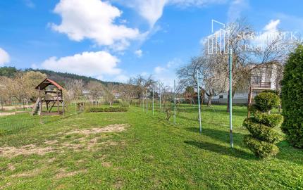 REZERVOVANÉ | Útulný 2-generačný dom v srdci obce Veľké Kršteňany