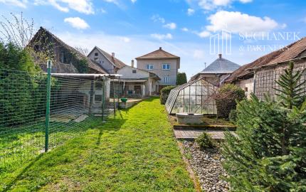 REZERVOVANÉ | Útulný 2-generačný dom v srdci obce Veľké Kršteňany