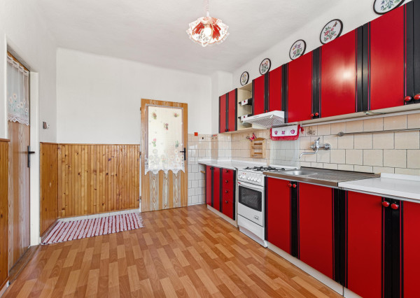 REZERVOVANÉ | Útulný 2-generačný dom v srdci obce Veľké Kršteňany