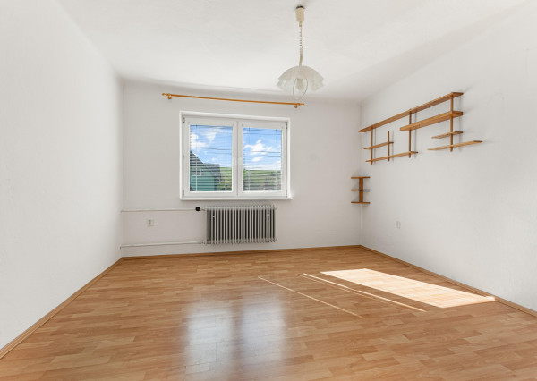 REZERVOVANÉ | Útulný 2-generačný dom v srdci obce Veľké Kršteňany