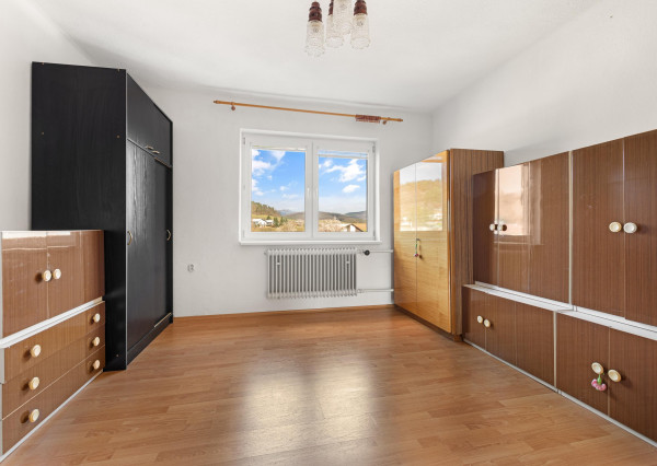 REZERVOVANÉ | Útulný 2-generačný dom v srdci obce Veľké Kršteňany