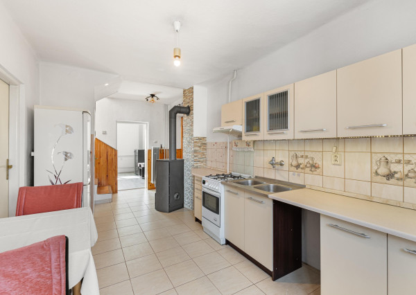 REZERVOVANÉ | Útulný 2-generačný dom v srdci obce Veľké Kršteňany