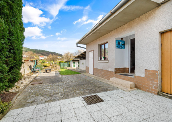 REZERVOVANÉ | Útulný 2-generačný dom v srdci obce Veľké Kršteňany