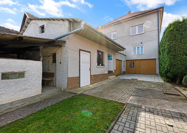 REZERVOVANÉ | Útulný 2-generačný dom v srdci obce Veľké Kršteňany