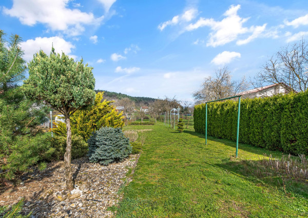 REZERVOVANÉ | Útulný 2-generačný dom v srdci obce Veľké Kršteňany