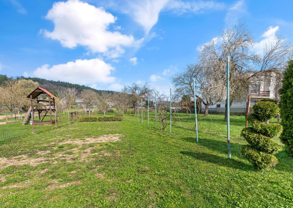 REZERVOVANÉ | Útulný 2-generačný dom v srdci obce Veľké Kršteňany