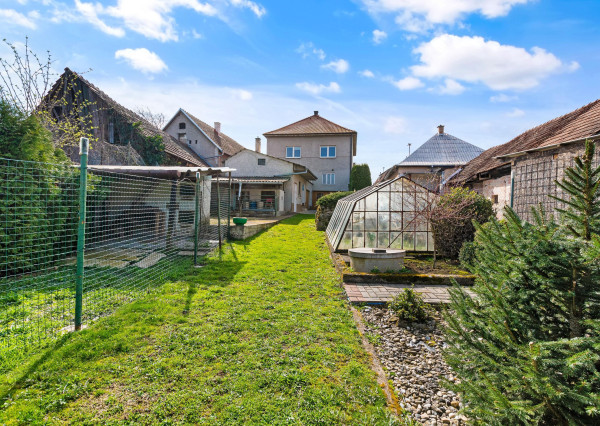 REZERVOVANÉ | Útulný 2-generačný dom v srdci obce Veľké Kršteňany