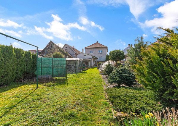 REZERVOVANÉ | Útulný 2-generačný dom v srdci obce Veľké Kršteňany