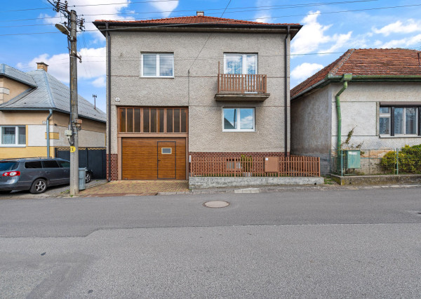 REZERVOVANÉ | Útulný 2-generačný dom v srdci obce Veľké Kršteňany