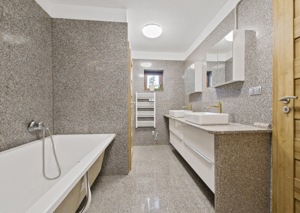 Predaj | 4 izbový rodinný dom v obci Malé Uherce pri Partizánskom