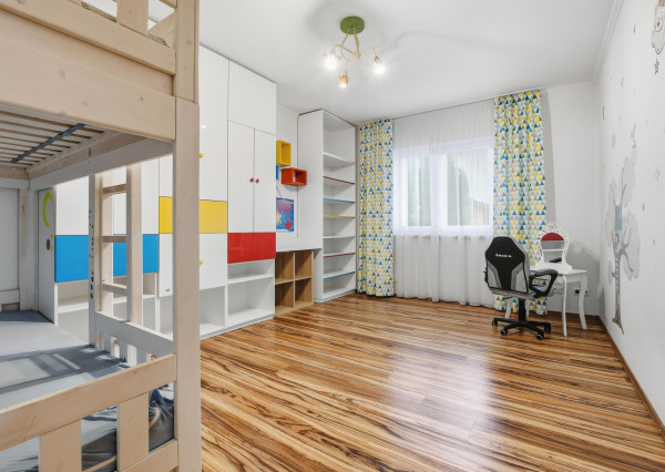 Prenájom | 3-izbový rodinný dom s bazénom v lokalite Pažiť