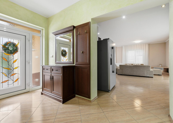 Prenájom | 3-izbový rodinný dom s bazénom v lokalite Pažiť