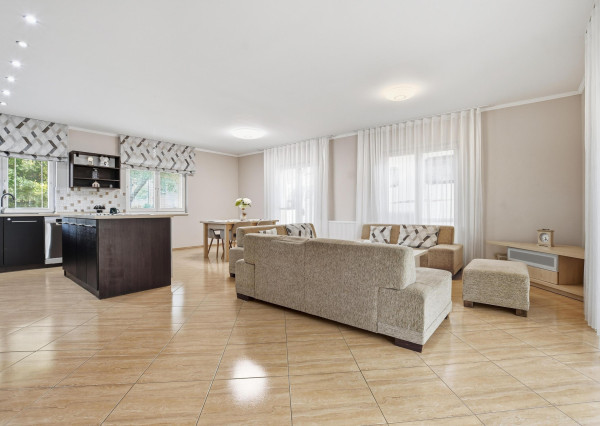 Prenájom | 3-izbový rodinný dom s bazénom v lokalite Pažiť