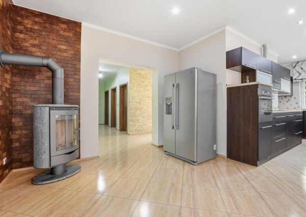 Prenájom | 3-izbový rodinný dom s bazénom v lokalite Pažiť