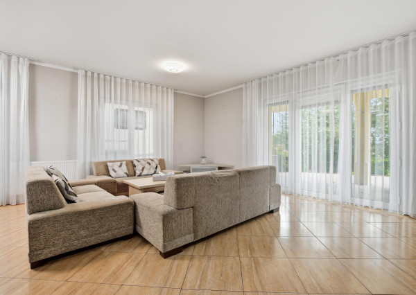 Prenájom | 3-izbový rodinný dom s bazénom v lokalite Pažiť