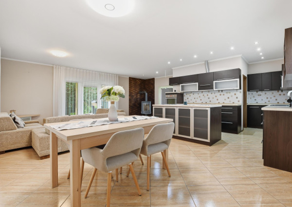 Prenájom | 3-izbový rodinný dom s bazénom v lokalite Pažiť