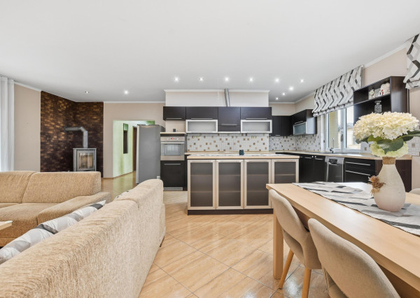 Prenájom | 3-izbový rodinný dom s bazénom v lokalite Pažiť