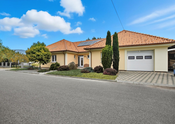 Prenájom | 3-izbový rodinný dom s bazénom v lokalite Pažiť