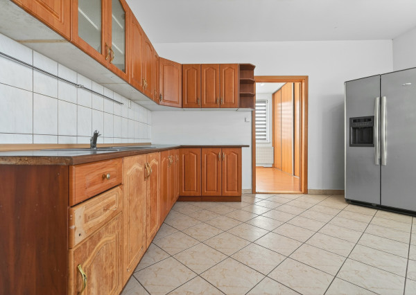 Predaj | Priestranný 3-izbový byt – Partizánske, Luhy