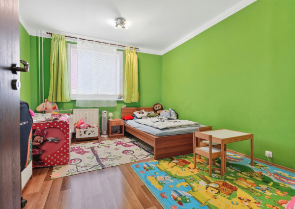 REZERVOVANÉ | Priestranný 3-izbový byt – Vrbové, 6.apríla