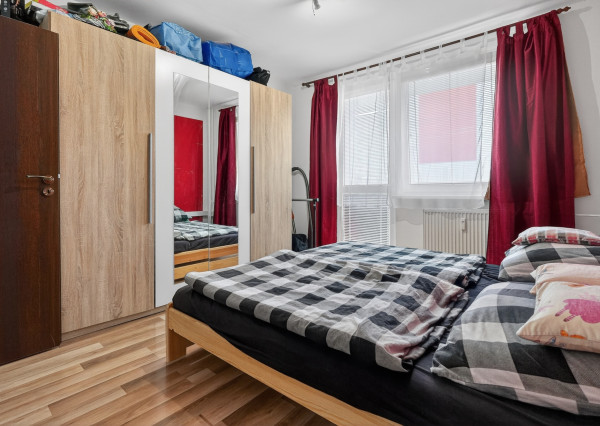 REZERVOVANÉ | Priestranný 3-izbový byt – Vrbové, 6.apríla