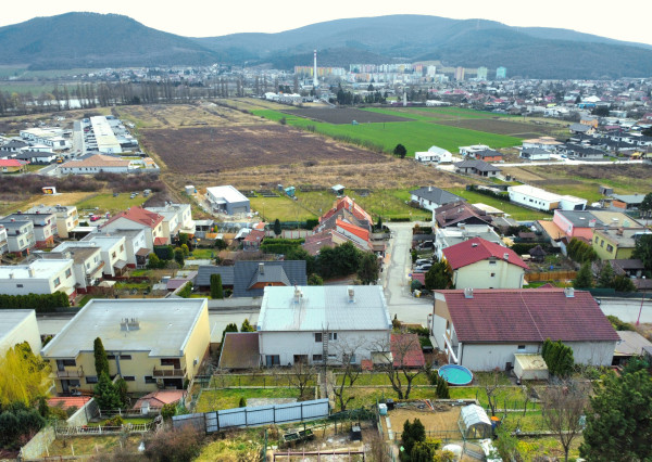 Predaj | 4-izbový rodinný poldom v Šimonovanoch