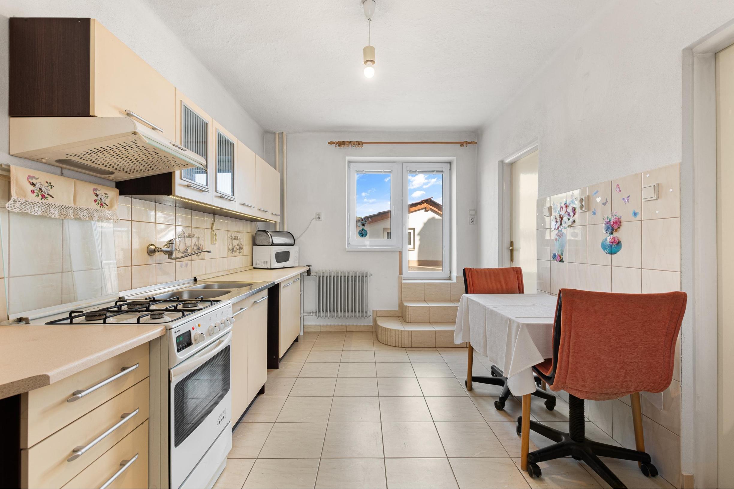 REZERVOVANÉ | Útulný 2-generačný dom v srdci obce Veľké Kršteňany